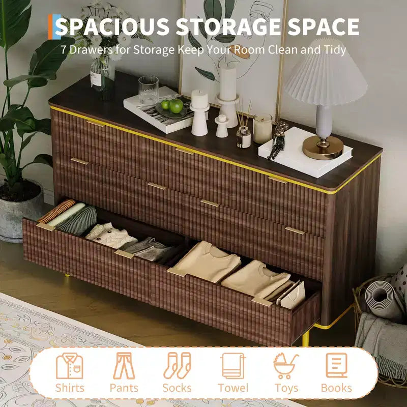 Comò a 7 cassetti per camera da letto, cassettiera scanalata in legno con mobiletto contenitore, design curvo, mobile TV con maniglie in metallo dorato per soggiorno
