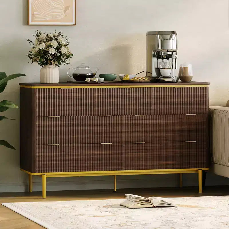Comò a 7 cassetti per camera da letto, cassettiera scanalata in legno con mobiletto contenitore, design curvo, mobile TV con maniglie in metallo dorato per soggiorno