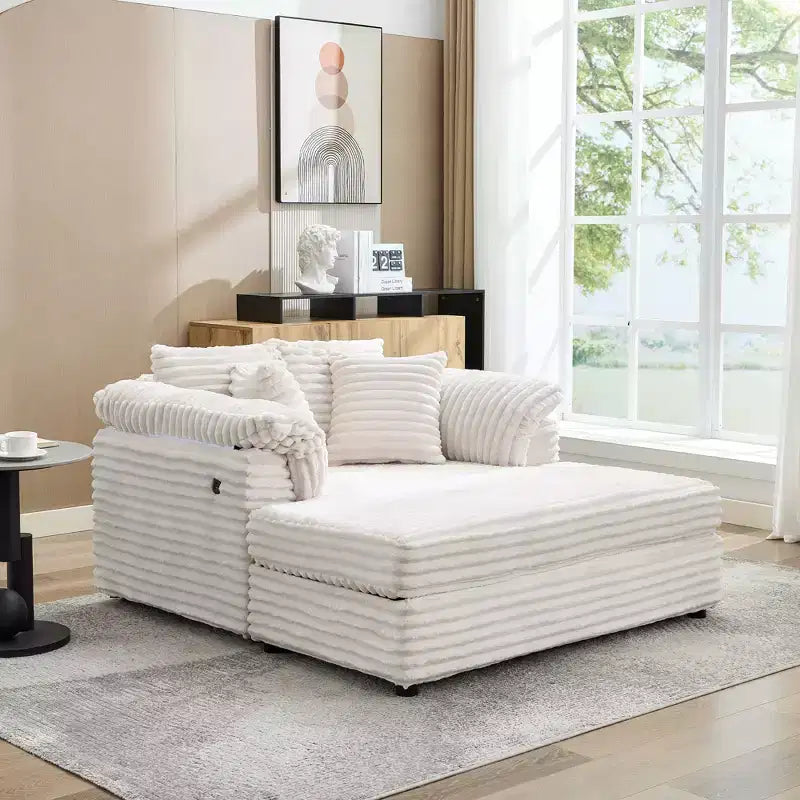 Poltrona chaise longue oversize da interno, comodo divano lounge in velluto a coste con ampi braccioli imbottiti e cuscini decorativi, accogliente divano letto per soggiorno